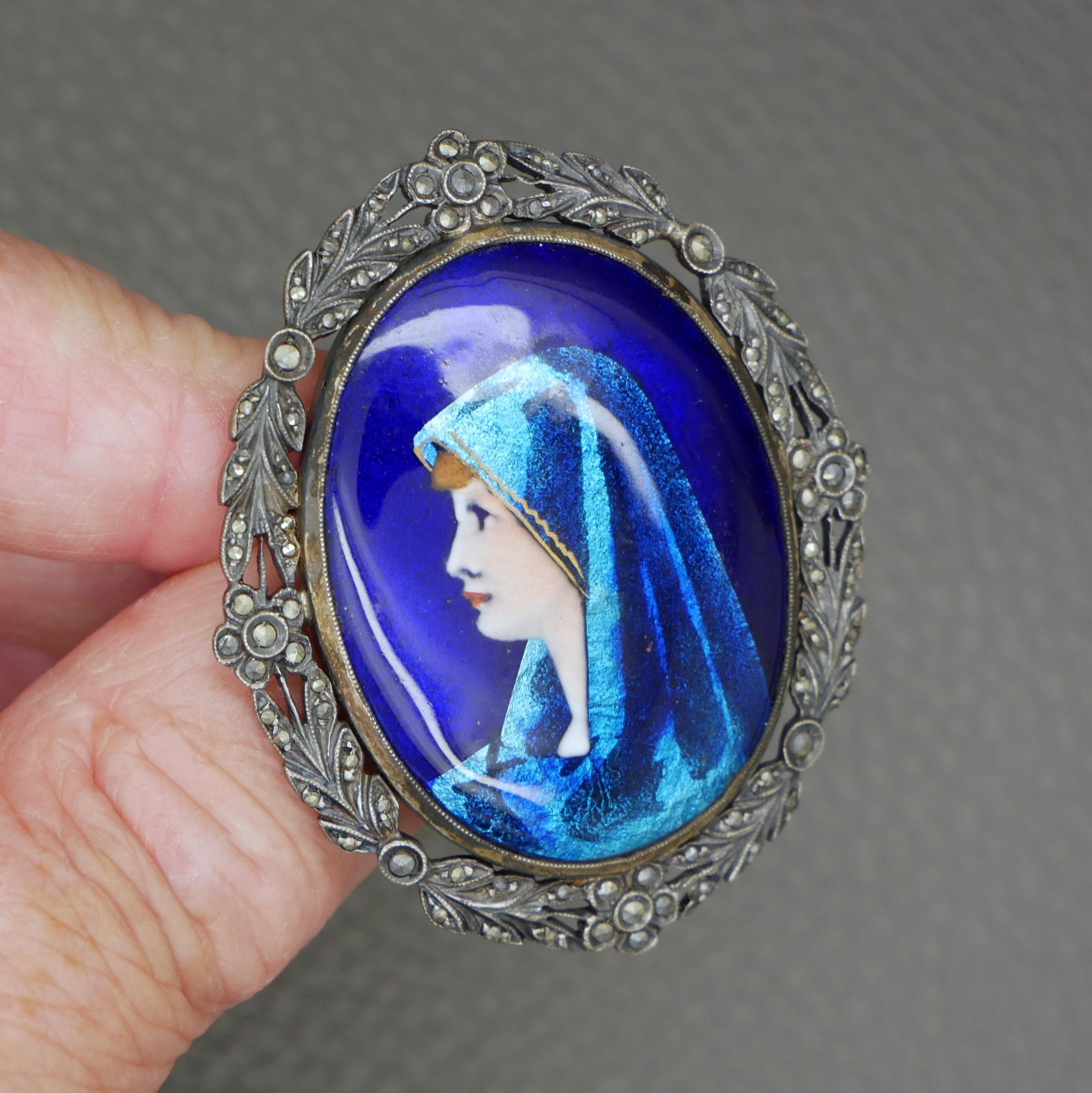 Broche ancienne en émail de Limoges de Camille Fauré : Vierge Marie, argent et marcassite, vers 1910 - France