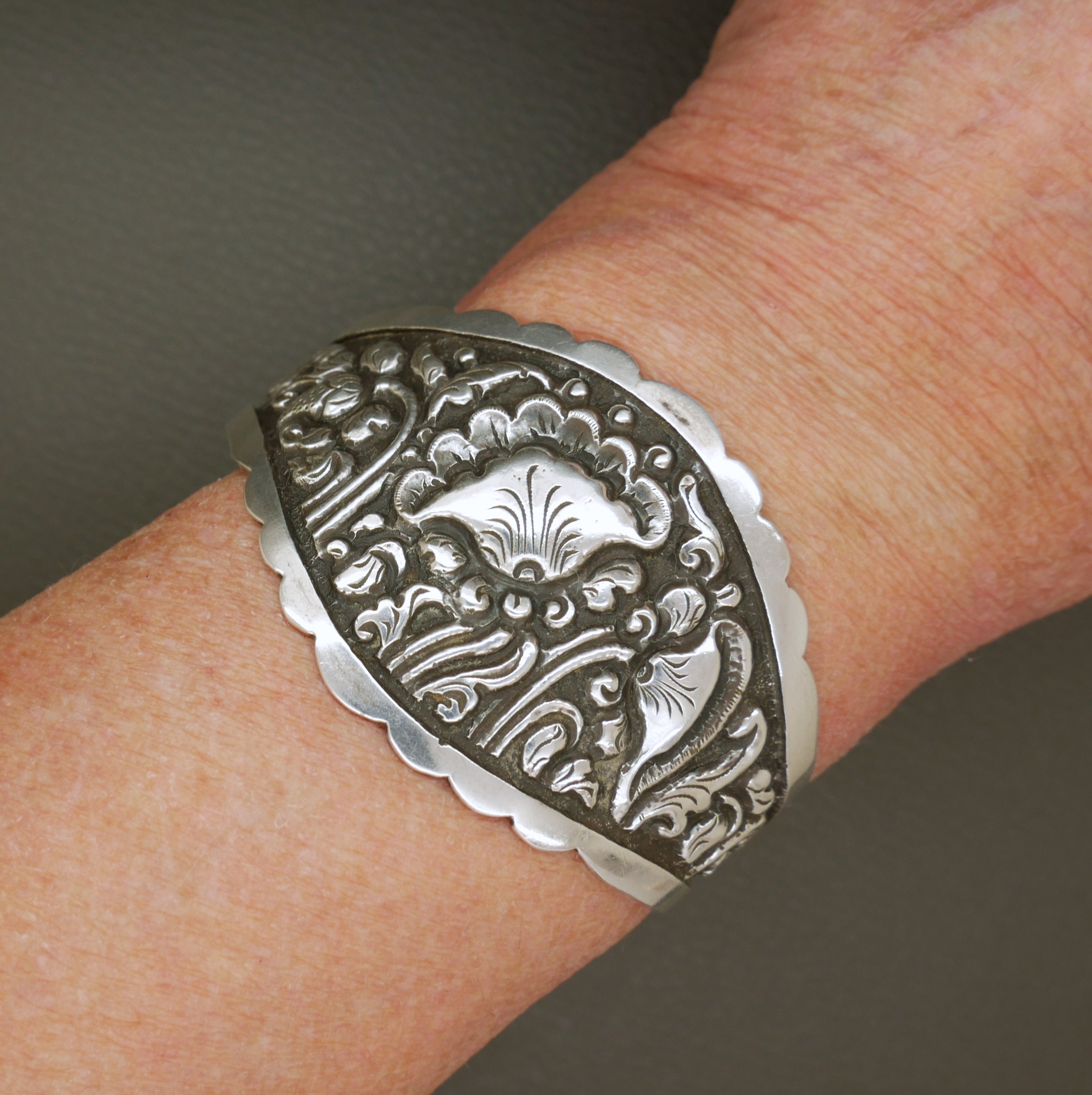 Antique 800 Silver Cuff Bracelet With Lotus Flower Decor Yogya Javanese Asian Art Deco 1930s Yogyakarta Collectible Jewelry, 日惹銀 - Etsy New Zealand Antique 800 Silver Cuff Bracelet With Lotus Flower Decor Yogya Javanese Asian Art Deco 1930s Yogyakarta Collectible Jewelry, 日惹銀 - Etsy New Zealand