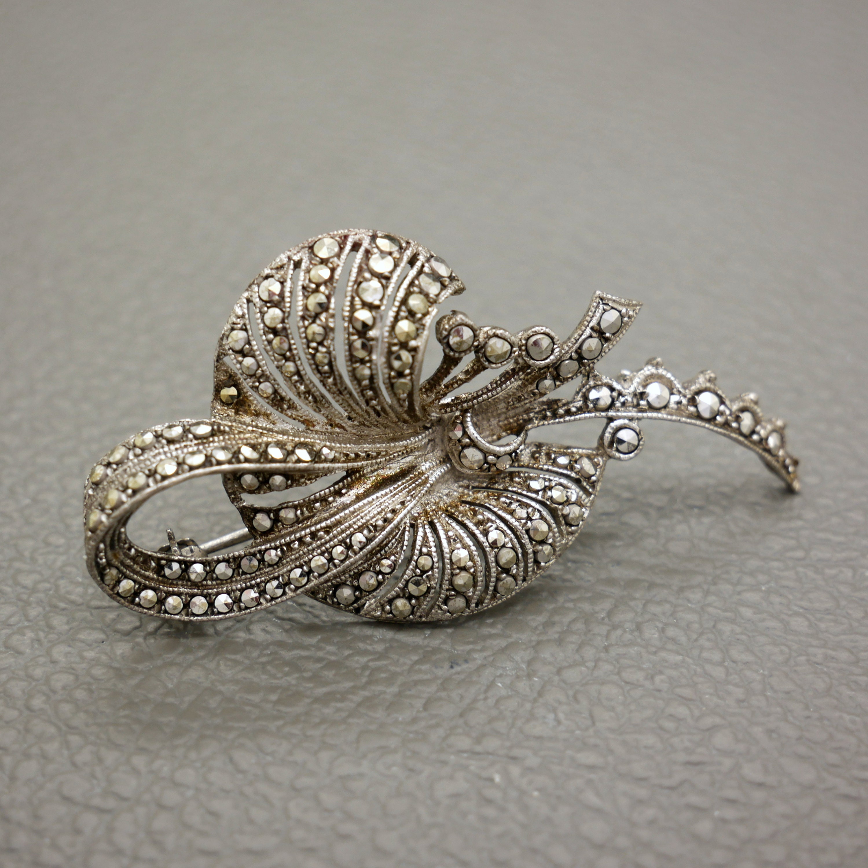 Broche Vintage Feuille Avec Marcassites - Bijou Argenté D'occasion, Style Rétro