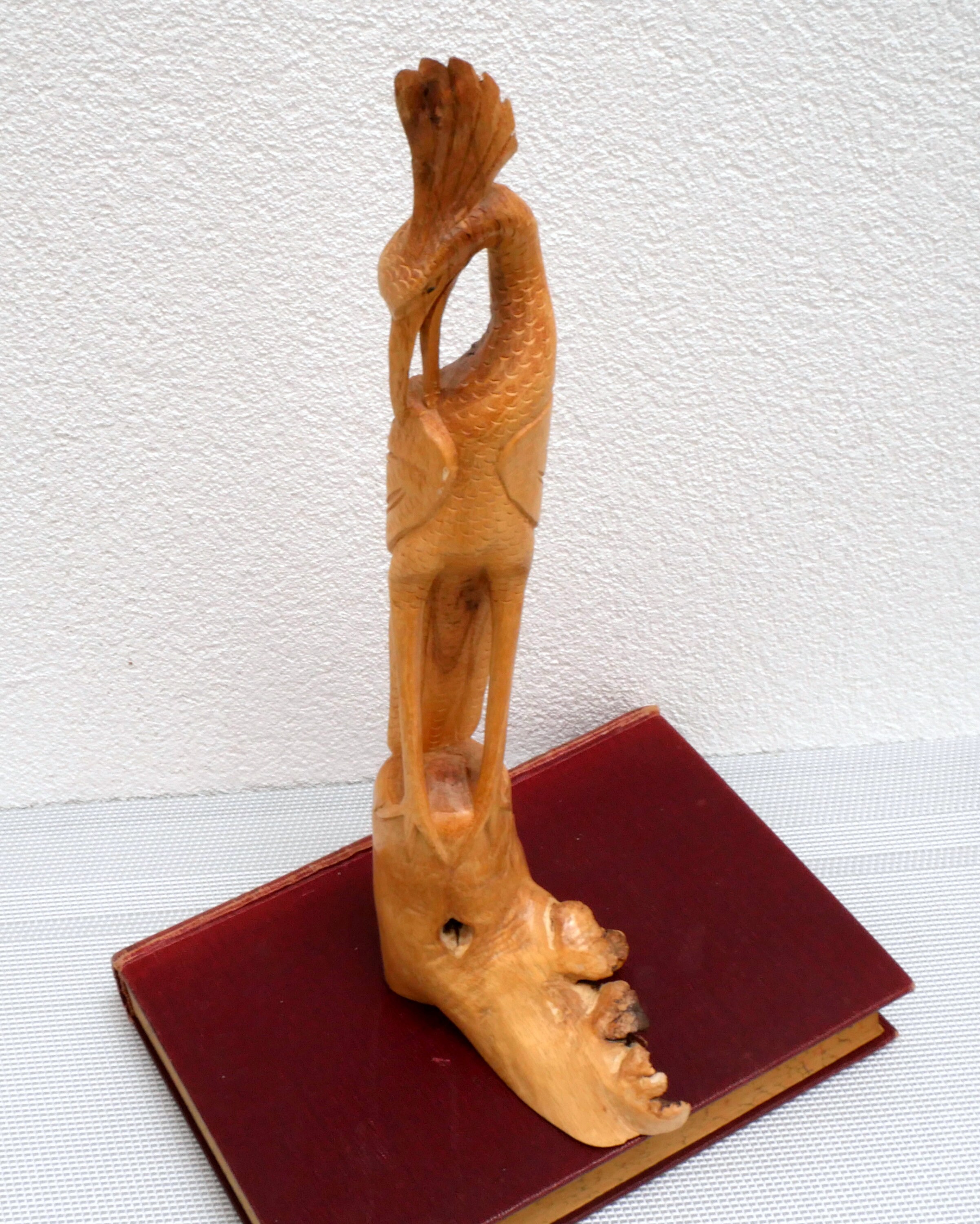 バリ島のアンティークなサギの木彫り：1930年代のインドネシアの