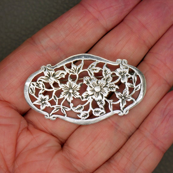 Vintage Sterling Silver Brooch With Etched Flower Ornament Vintage Sterling Silver Brooch With Etched Flower Ornament