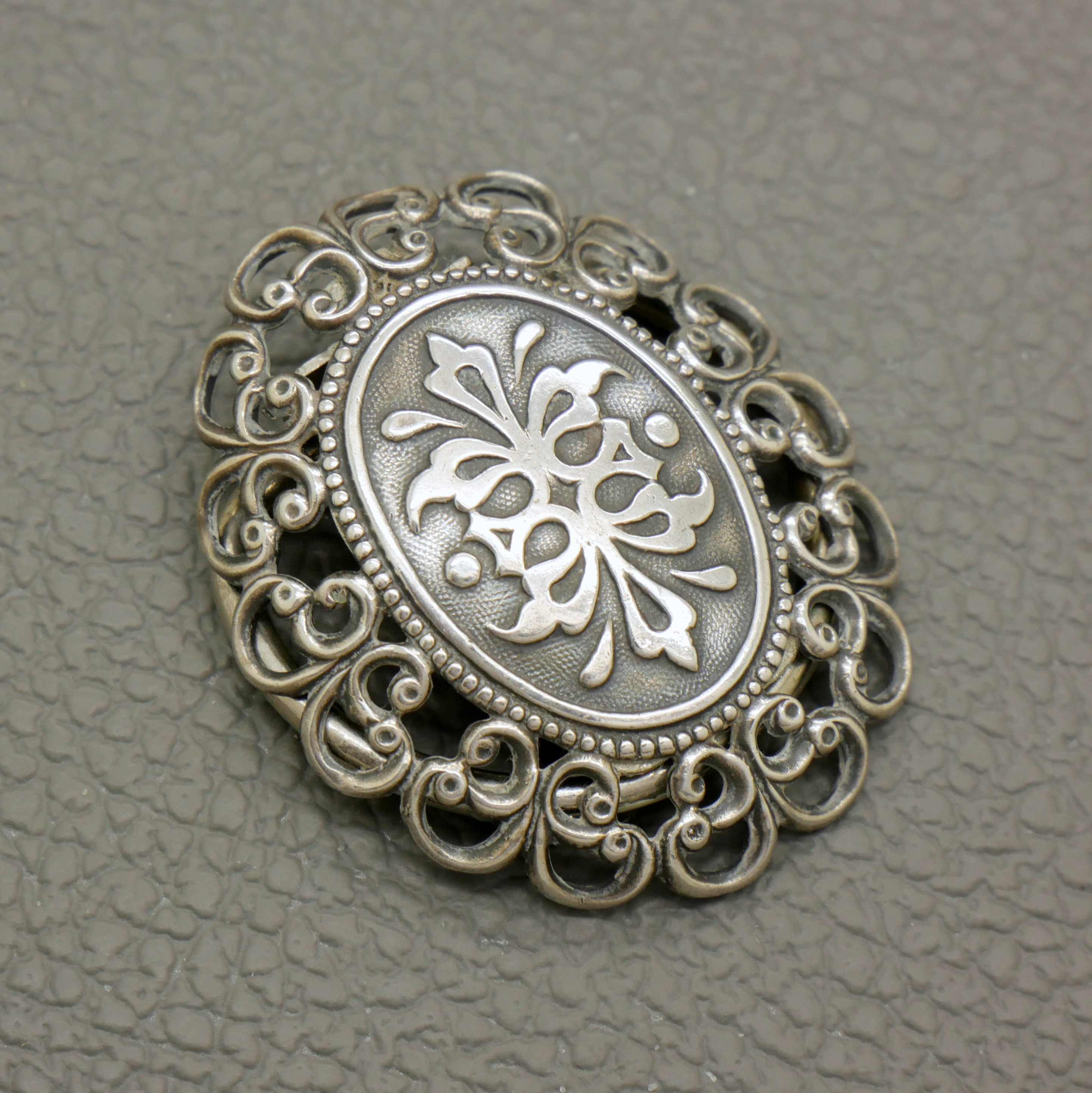 Vintage Biedermeier Style Scarf Ring Clip, Hinged Shawl Clip  display picture 2