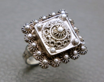 Vintage Sterling Silver Poison Ring with Square Shaped Pill Box Size 5 - Handcrafted Silver Filigree 1970's Jewelry - KW5