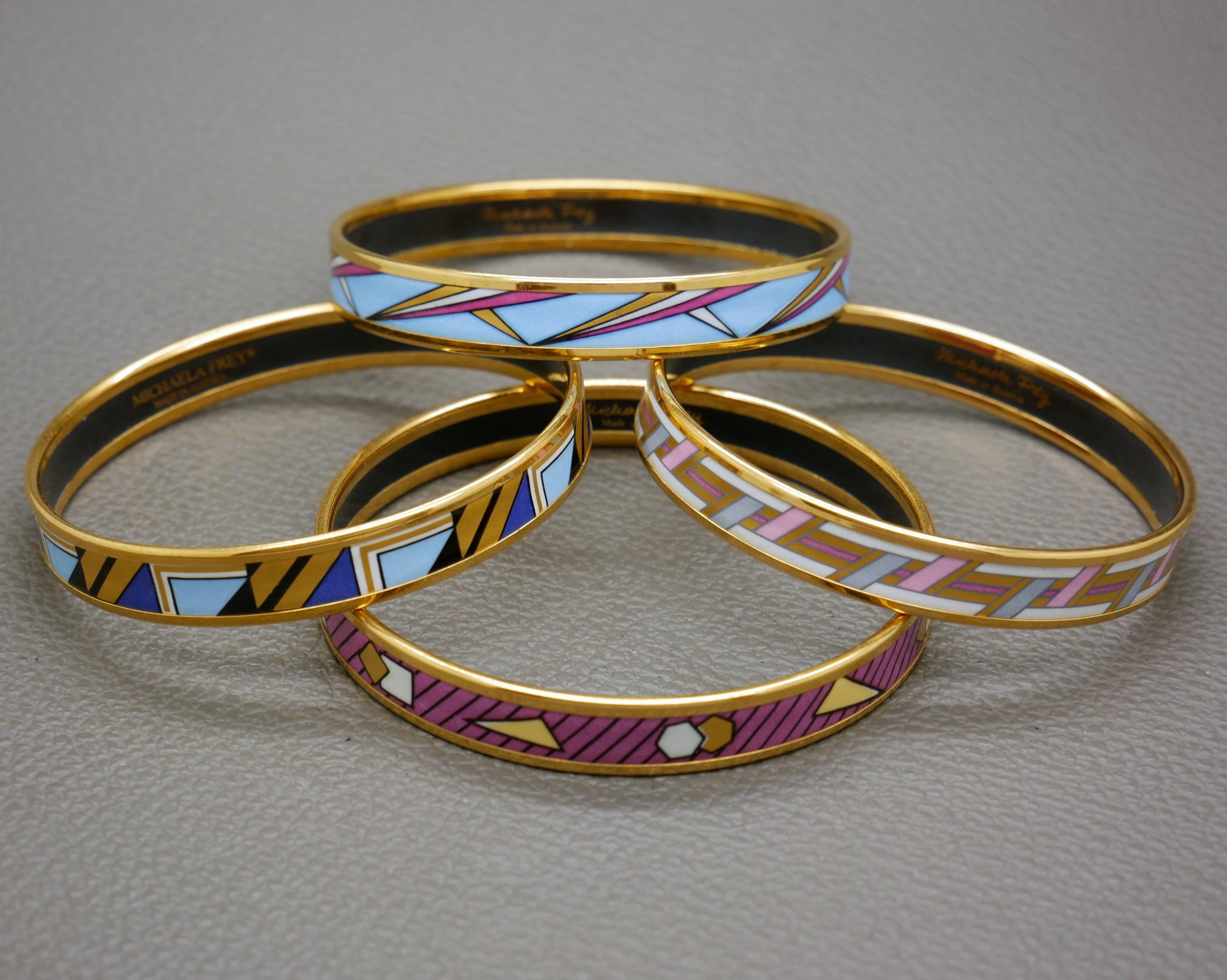 ミカエラ・フレイ エナメルバングル：24カラットゴールドメッキ