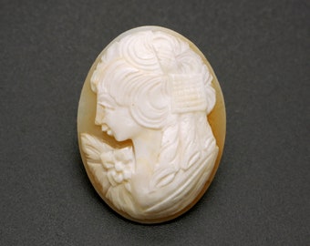 Vintage Italian Carved Shell Cameo: Woman Portrait Collectible (H3cm)
