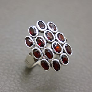 Vintage sterlingzilveren ring met rode granaat, maat 9,75 - Nederlandse ambachtelijke sieraden jaren 80, geboortesteen januari
