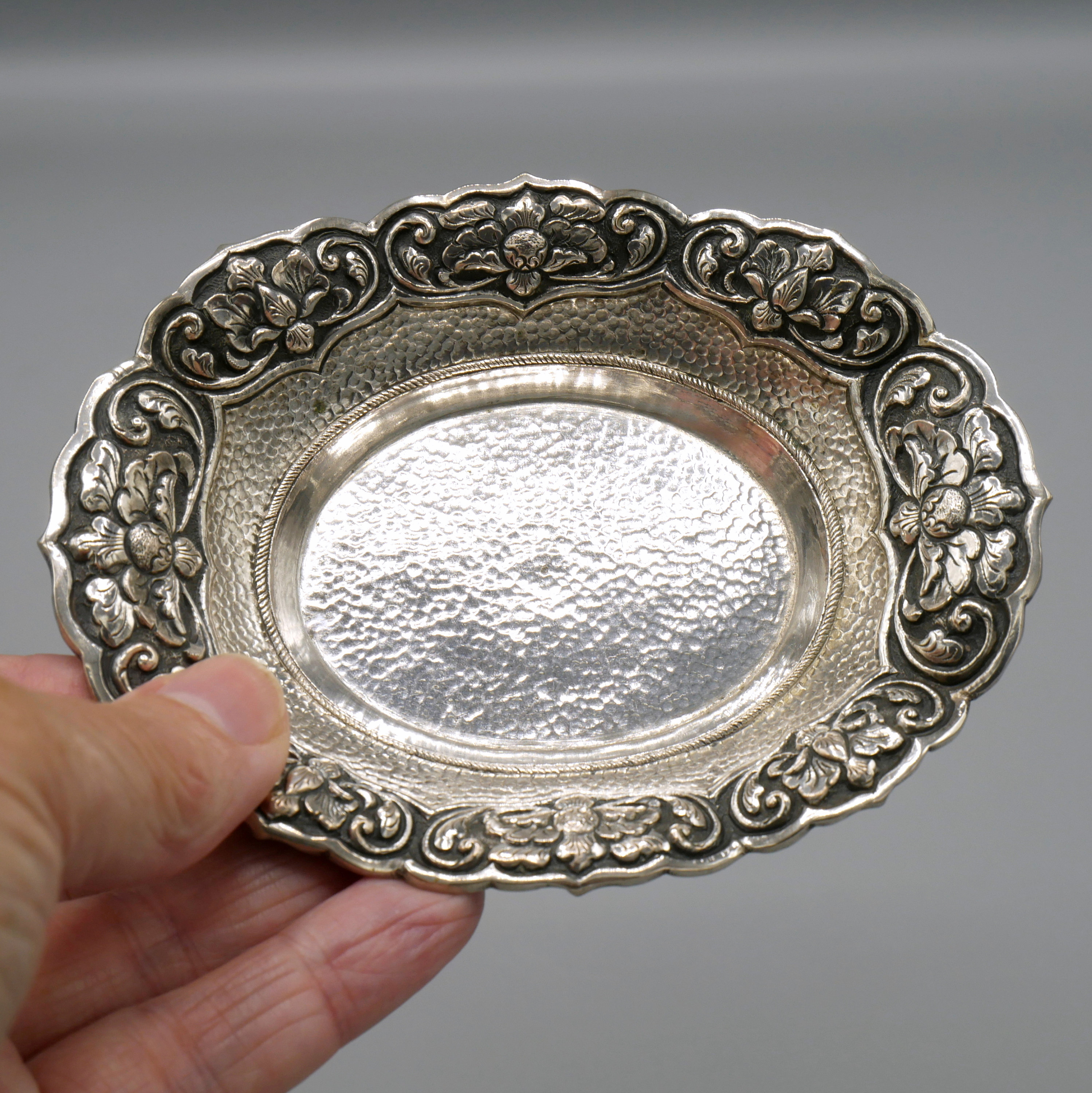 silver800刻印　打ち出し皿　131g/約28㎝　東Y8-0501☆2F Antique Yogya 800 Silver Candy Bowl 45gr - Javanese Lotus Decor