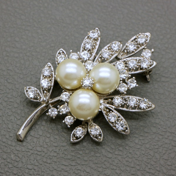 Large Vintage Costume Brooch in White Gold Look with Diamond Cut Crystals and Faux Pearls
