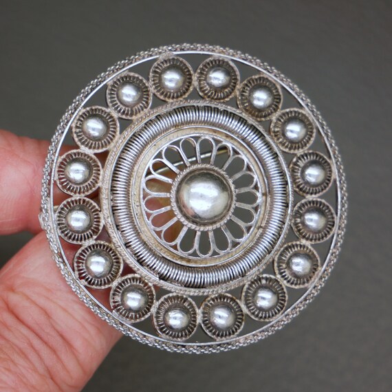Broche vintage ronde fleurie argentée 4 cm - France