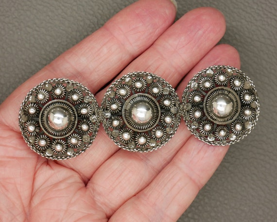 Button brooch online