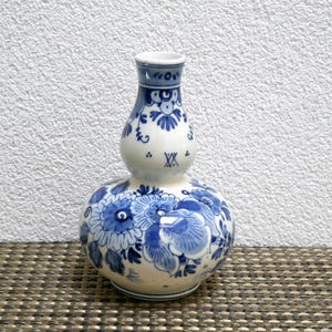 Wazon w stylu vintage z Delft Blue, ceramika holenderska Zenith Gouda, malowana ręcznie w stylu chinoiserie z motywem kwiatowym