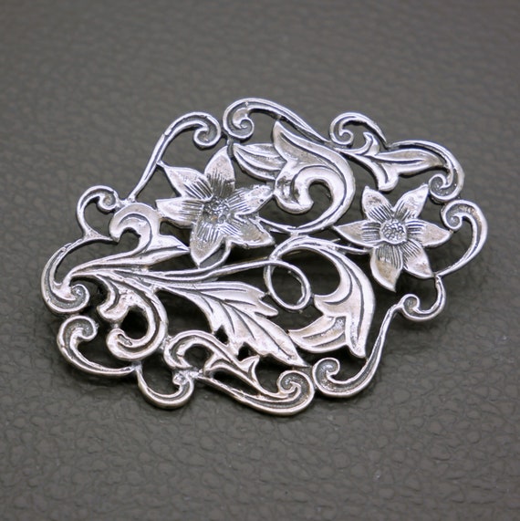 【チェコ】19世紀後半 アンティーク ブローチ コスチュームジュエリー 銀色 チェコ】19世紀後半 アンティーク ブローチ コスチュームジュエリー