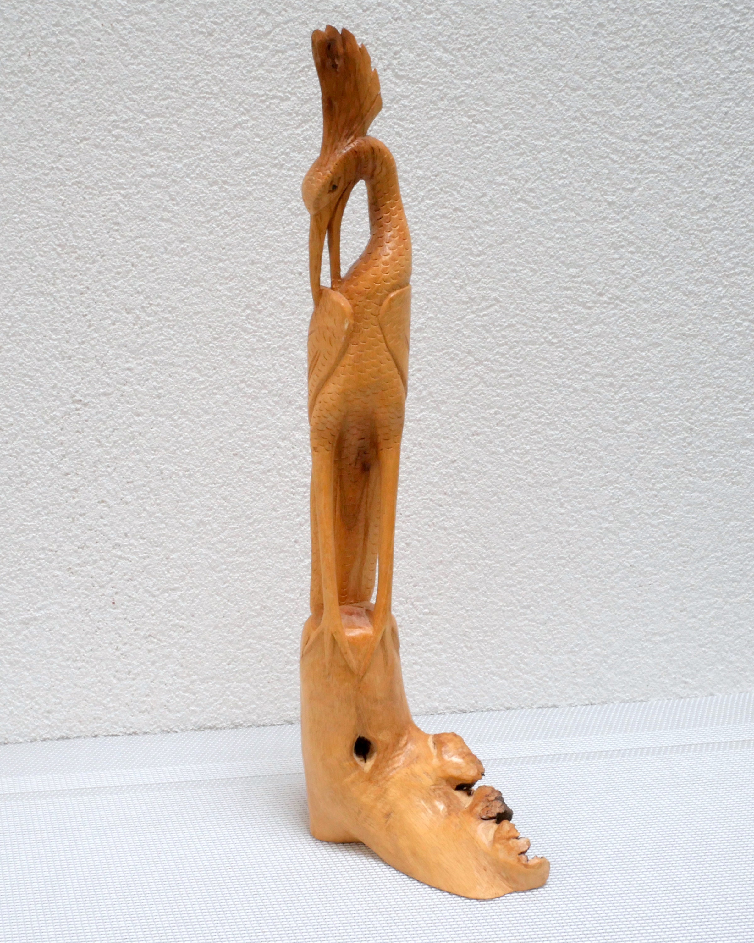 バリ島のアンティークなサギの木彫り：1930年代のインドネシアの