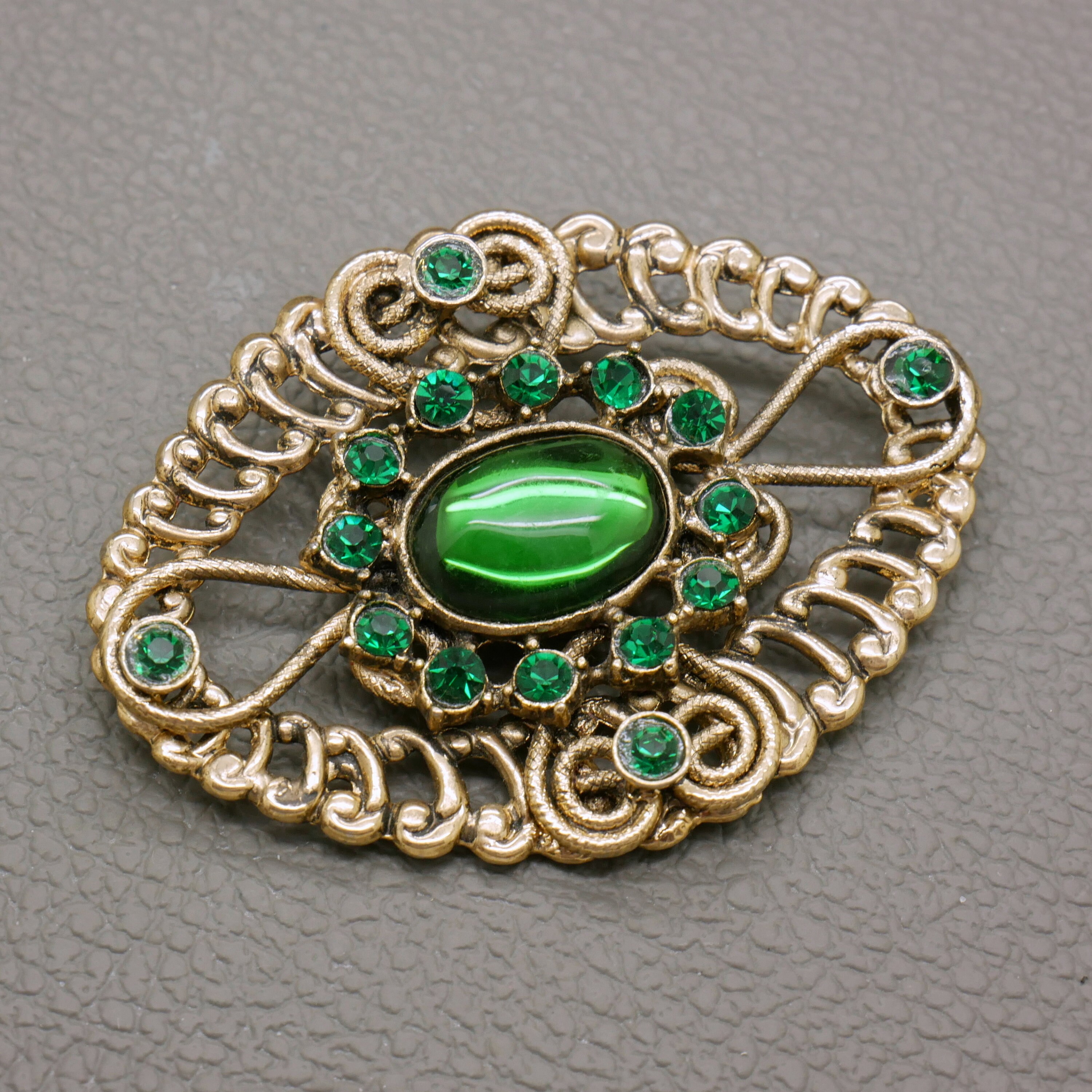 Broche ancienne Art Déco en pierre verte avec strass - France