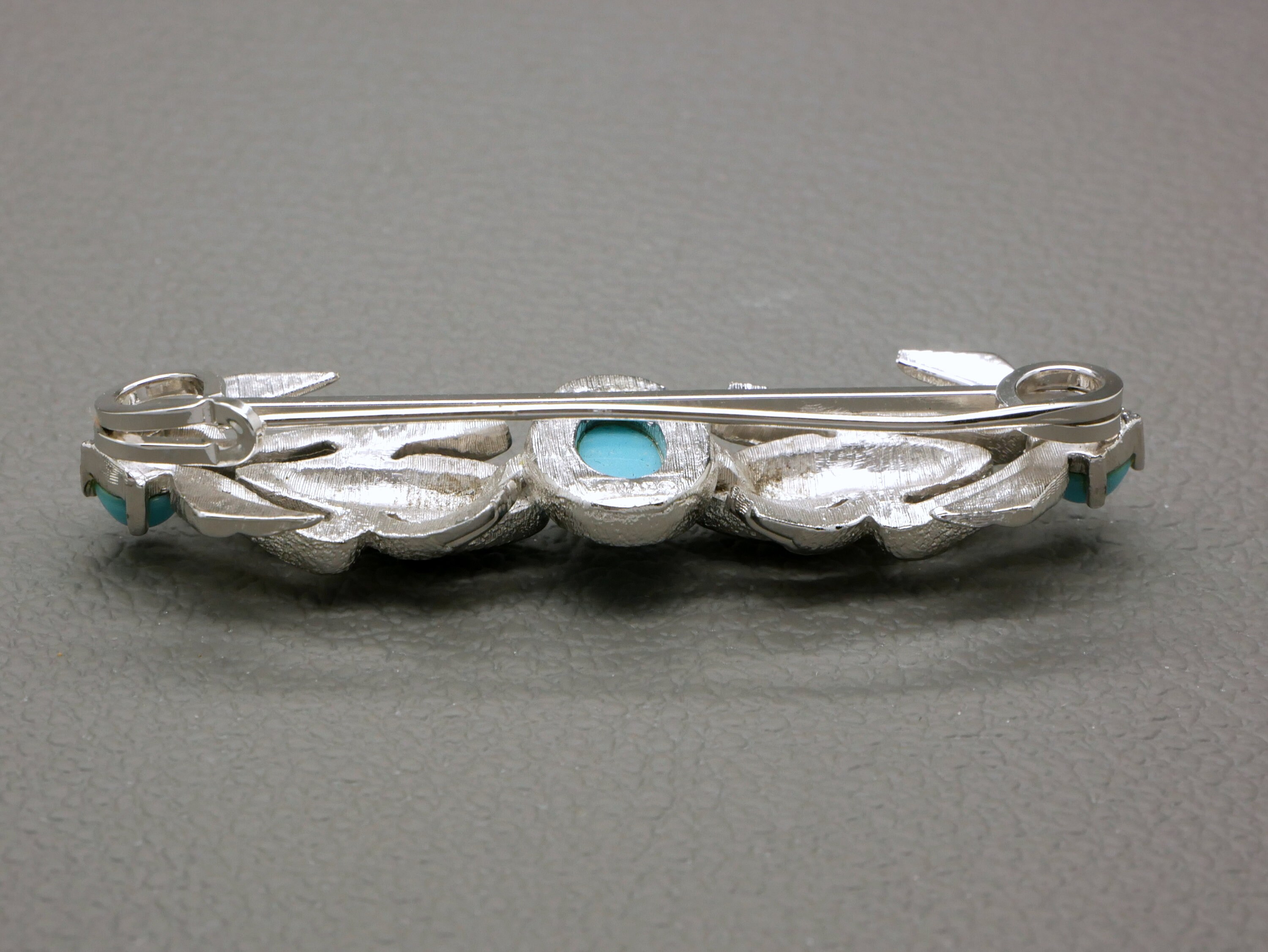 Broche Vintage Jomaz Rhodium à Cristaux Émeraude - Défectueuse - Années 1935-1950