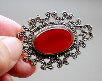 Broche Ancienne En Laiton Ouvragé Avec Cristal Rubis - 40x40mm, Ton Cuivré - Occasion