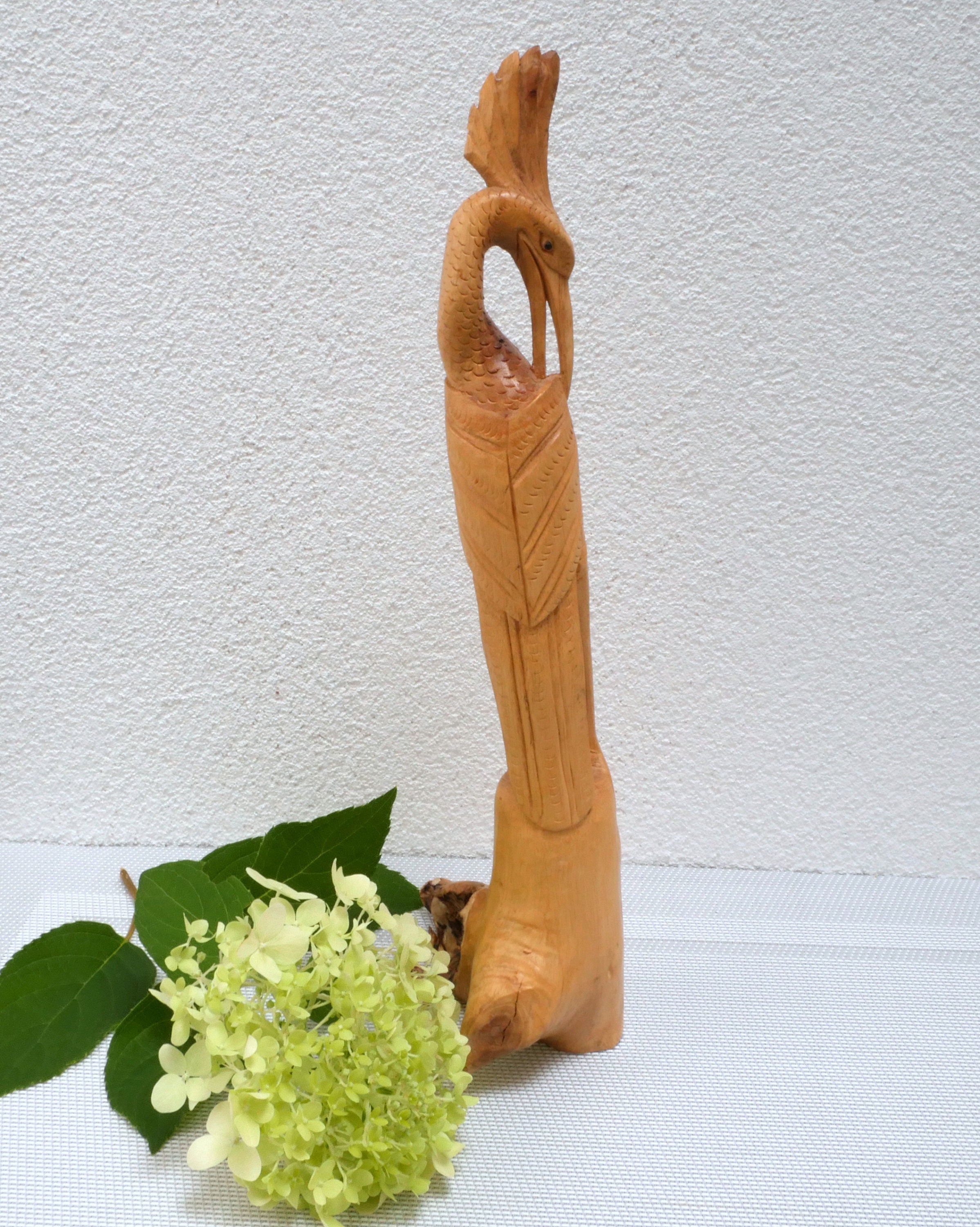 バリ島のアンティークなサギの木彫り：1930年代のインドネシアの