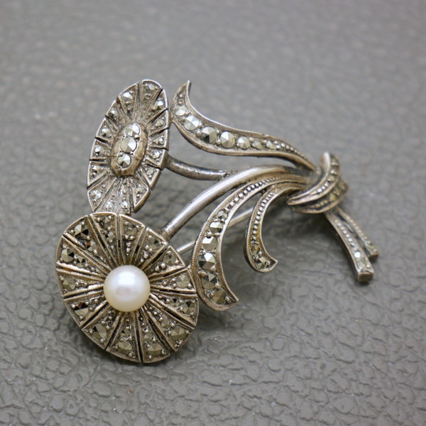 Broche vintage en argent 835 avec perles de culture et pierres de marcassite, motif stylisé de fleurs de marguerite, bijoux européens Art déco des années 1950, KW4