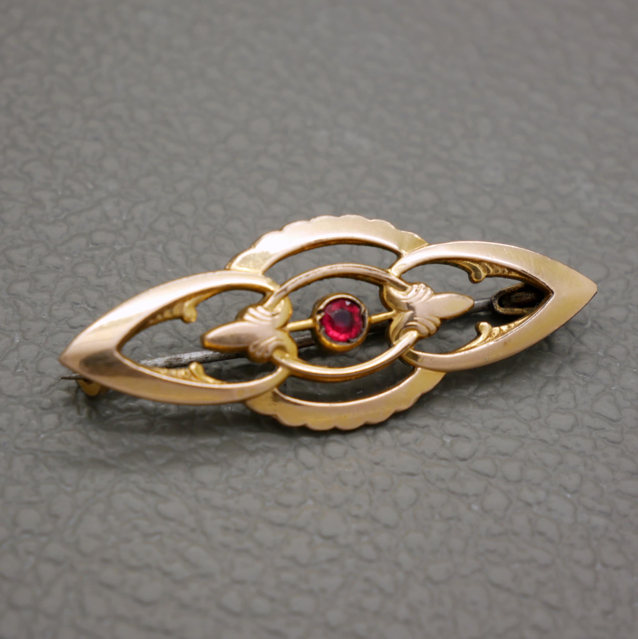 Broche Ancienne En Laiton Ouvragé Ton Cuivré Avec Cristal Taillé Couleur Rubis - Dimensions 40x40 Mm