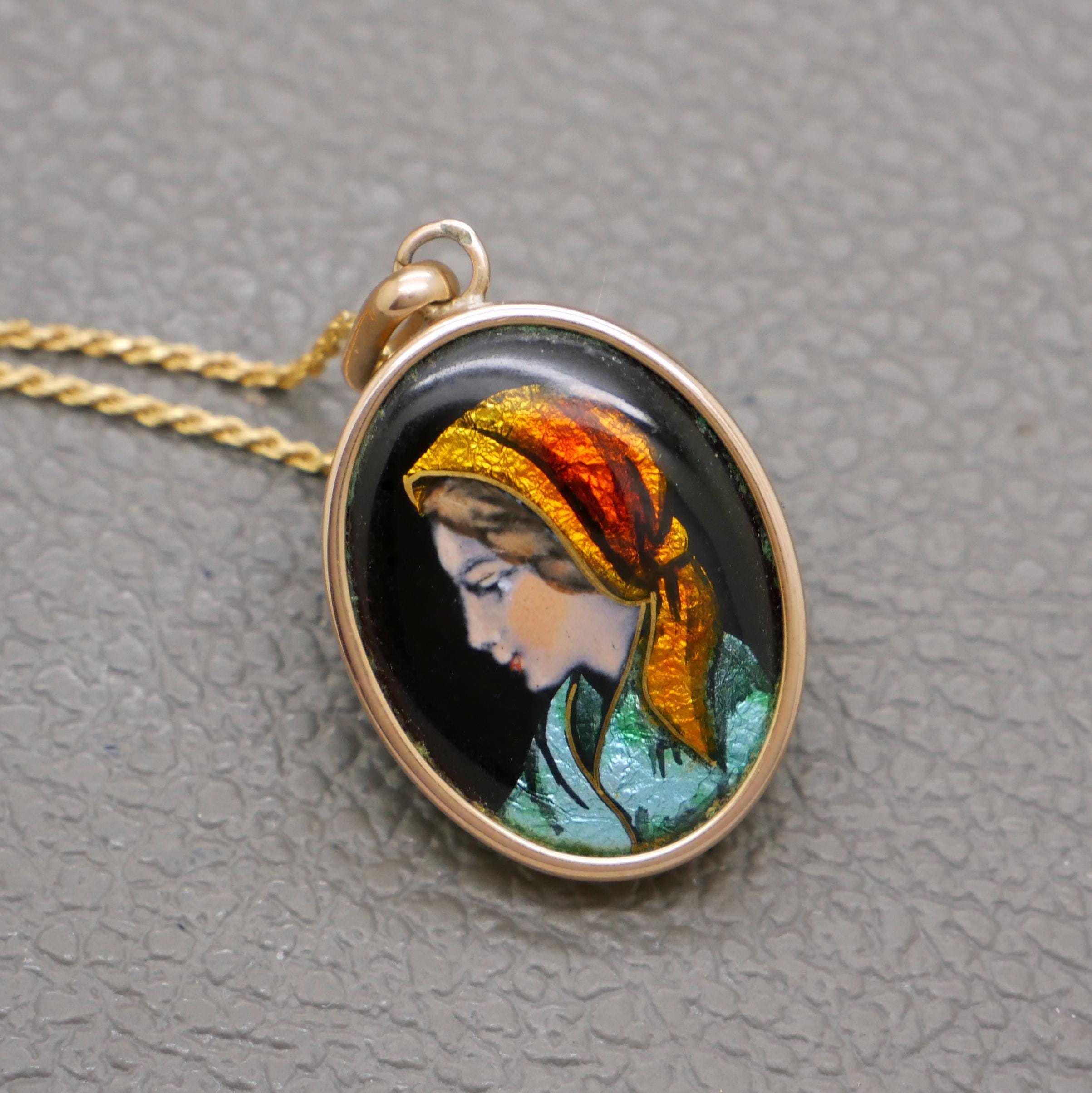 Médaillon à chainette en Or 18K Pendentif orné d'un portr