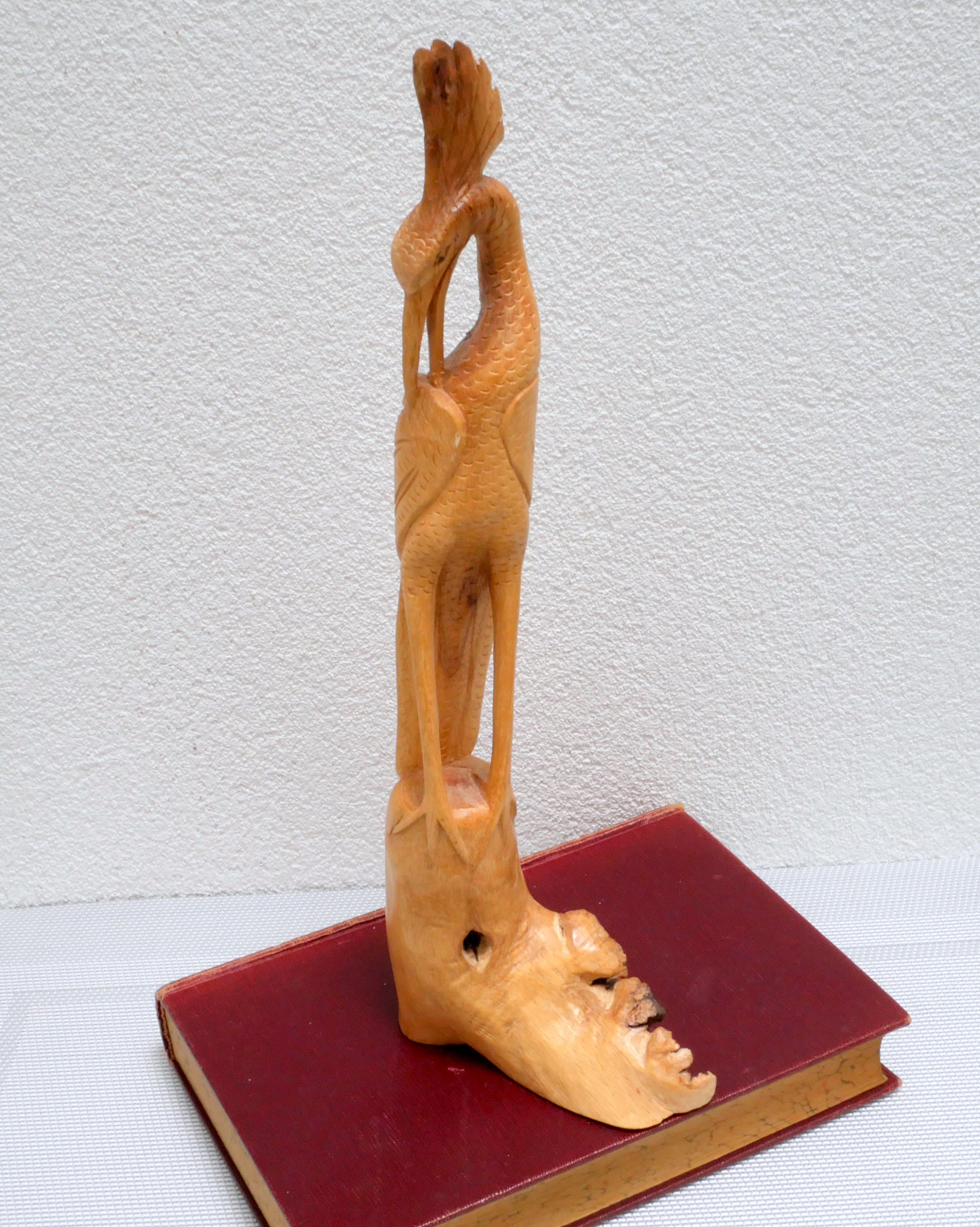 バリ島のアンティークなサギの木彫り：1930年代のインドネシアの