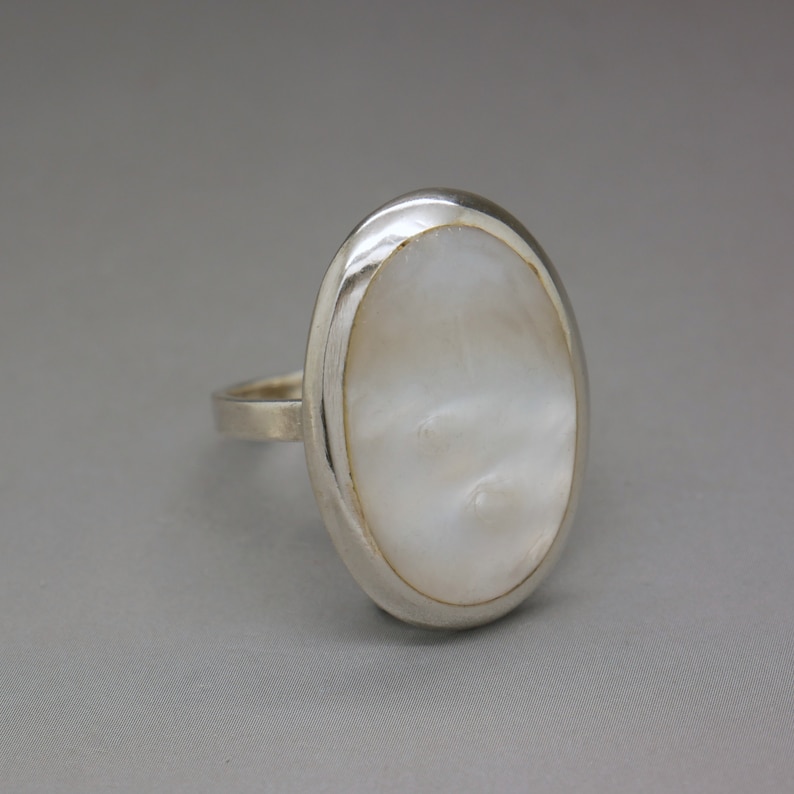 Mother of Pearl /& Sterling Silver Ring Size 7.25 Opalescent White Gemstone Ring Artisan Handcrafted Vintage Jewelry