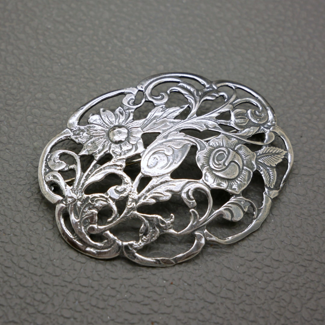 Broche ancienne en argent poinçonnée en forme de cœur - France