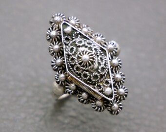 Vintage Sterling Silver Poison Ring with Diamond Shaped Pill Box Size 5.75 - Handcrafted Silver Filigree 1970's Jewelry - KW5