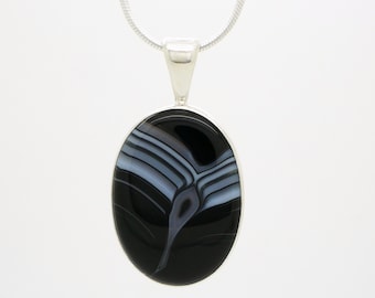 Collier pendentif Agate rayé noir, chaîne de serpent en argent sterling 22 pouces, design minimaliste moderniste des années 1970 bijoux artisanaux artisanaux