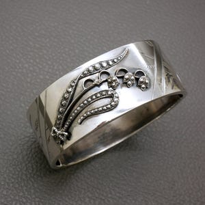 Antieke edwardiaanse sterlingzilveren armband, lelietje-van-dalendecor, brede bloemenmanchet, scharnierende armband