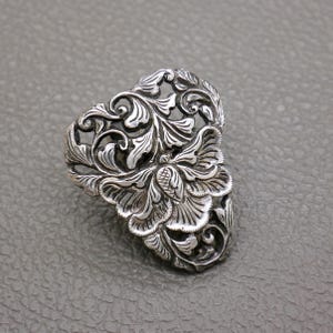 Antik klänningsspänne i 800 silver med blommönster – Yogya Art Nouveau-smycken från 1930-talet