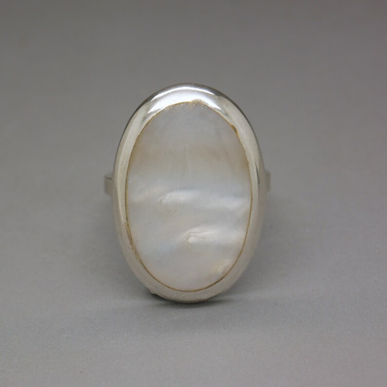 Mother of Pearl /& Sterling Silver Ring Size 7.25 Opalescent White Gemstone Ring Artisan Handcrafted Vintage Jewelry