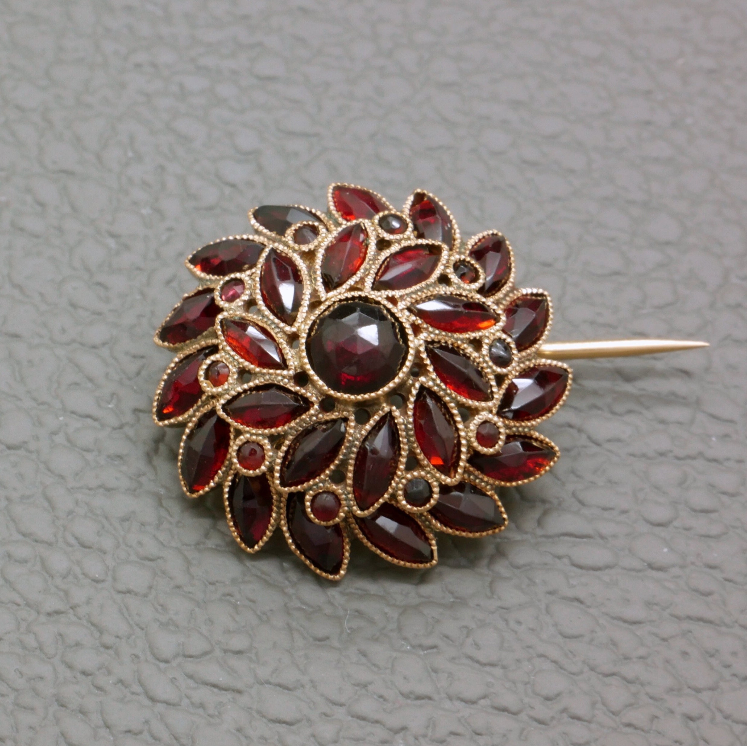 アンティーク ボヘミアン ガーネット ブローチ：14K ゴールド