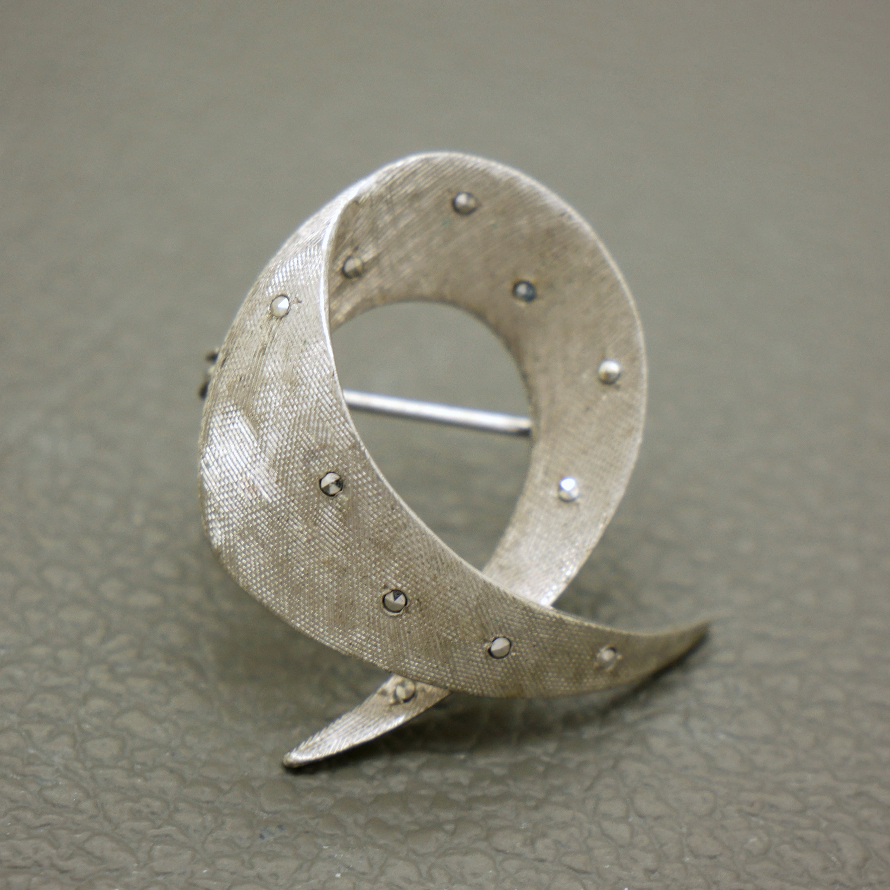 Broche en aérosol vintage en argent sterling et en marcassite en fleurs et feuilles de fougère - France
