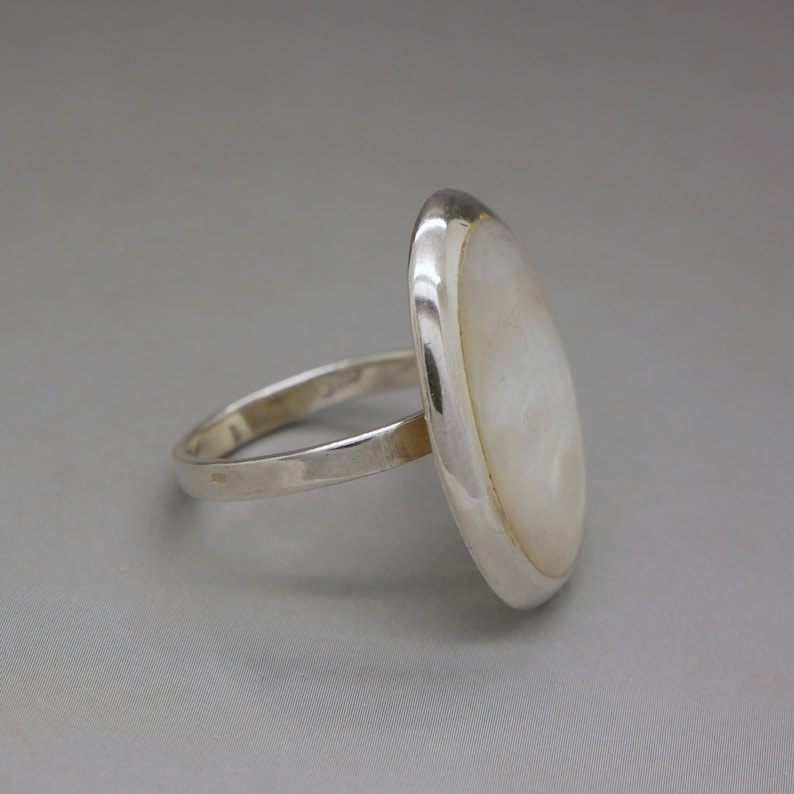 Mother of Pearl /& Sterling Silver Ring Size 7.25 Opalescent White Gemstone Ring Artisan Handcrafted Vintage Jewelry