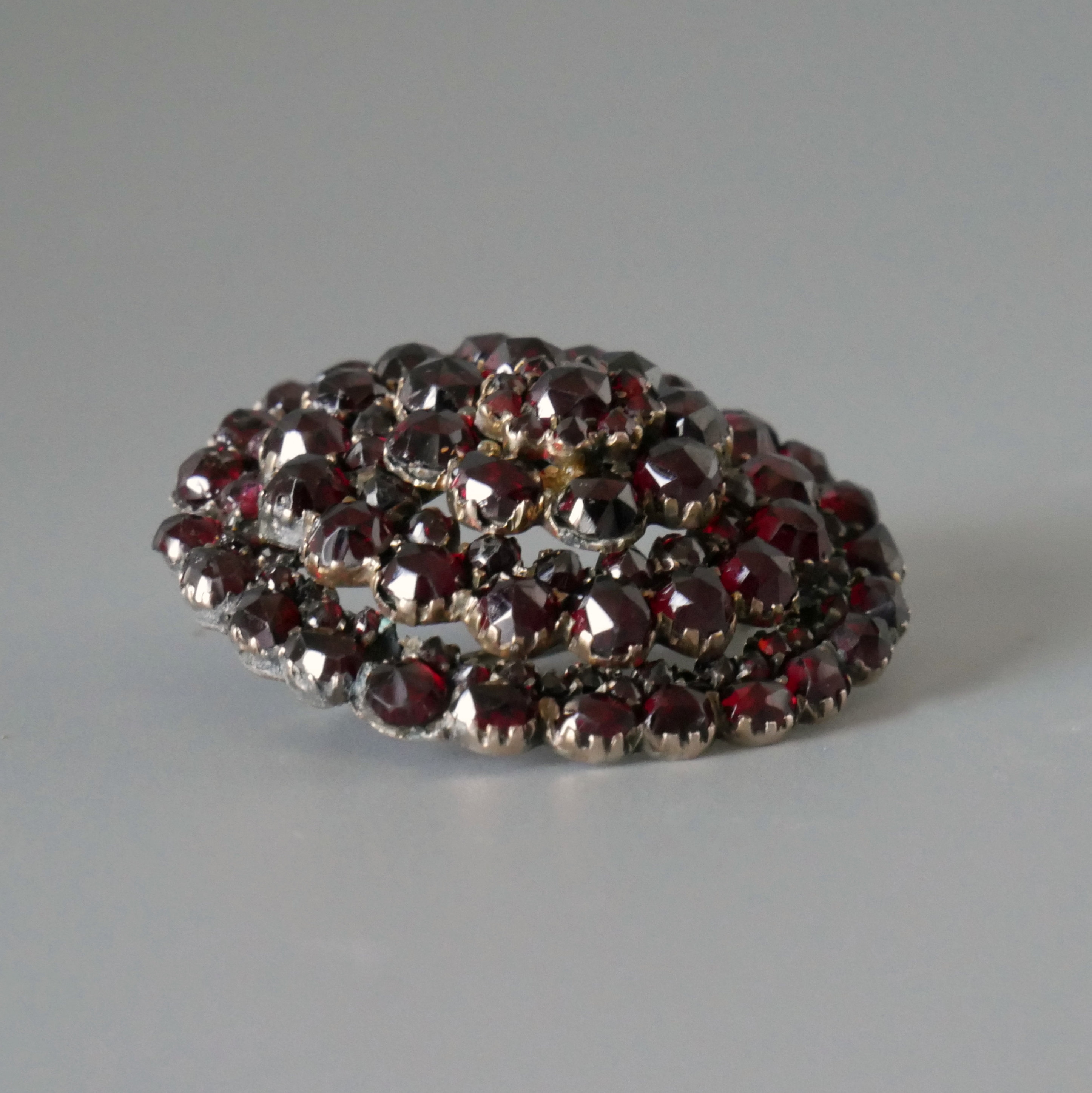 ヴィンテージ ボヘミアンガーネット　ブローチ アンティークボヘミアンガーネットブローチ4.3×2.6cm ga-925の