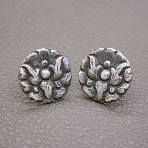 Javanesiska Yogya 800 Silver Lotus Örhängen – Återvunna Vintage Knappsmycken från 1930-talet – Asiatisk Art Deco