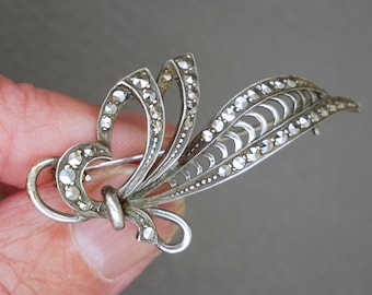 Broche Ancienne Salamandre Et Couronne En Métal Argenté (occasion, Bon état)