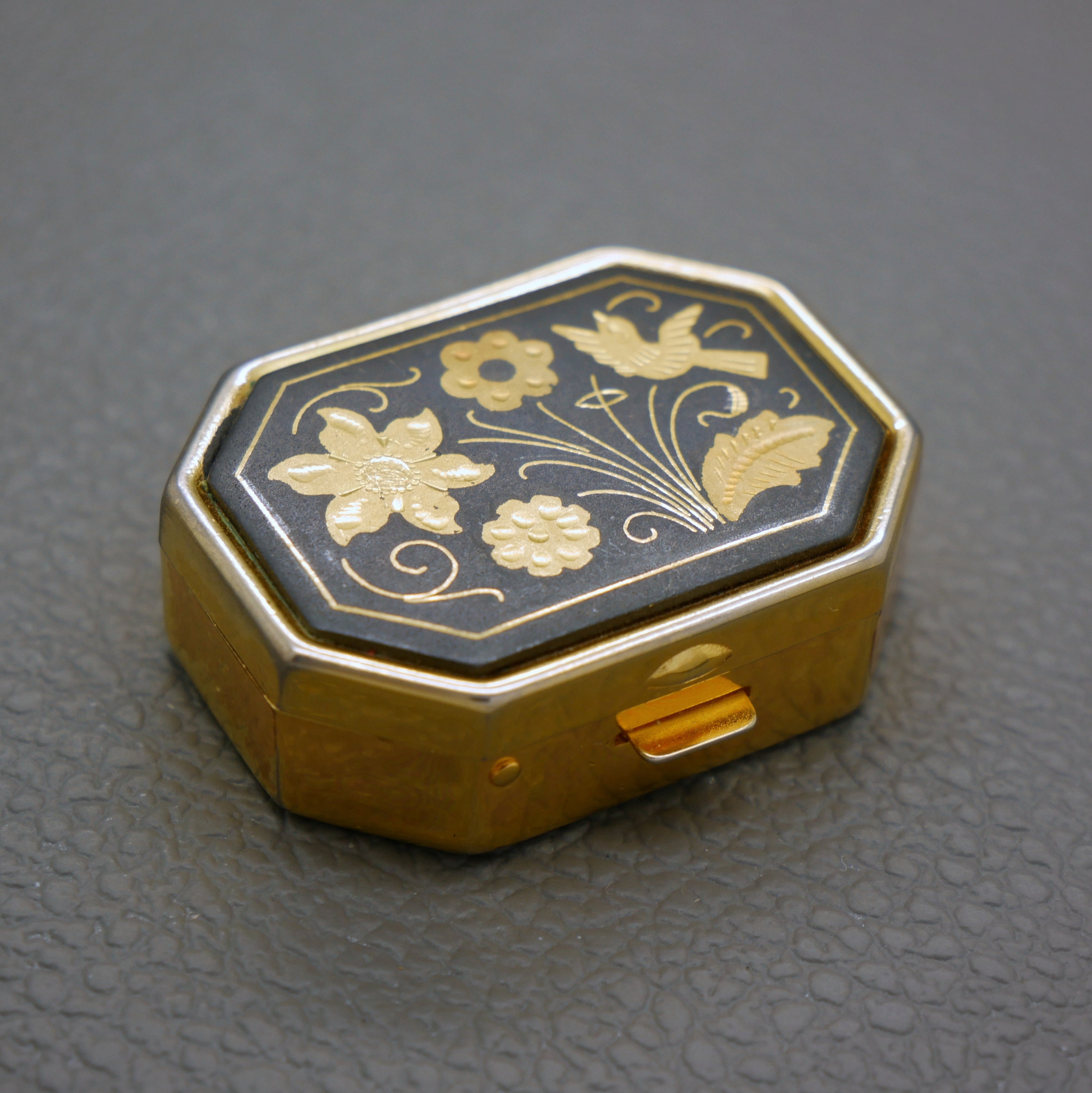 Vintage Damascene Toledo Enamel Pillbox With Birds and Flowers Ornament, Spanish Gold and Black Tone Small Trinket Box - Etsy Vintage Damascene Toledo Enamel Pillbox With Birds and Flowers Ornament, Spanish Gold and Black Tone Small Trinket Box - Etsy