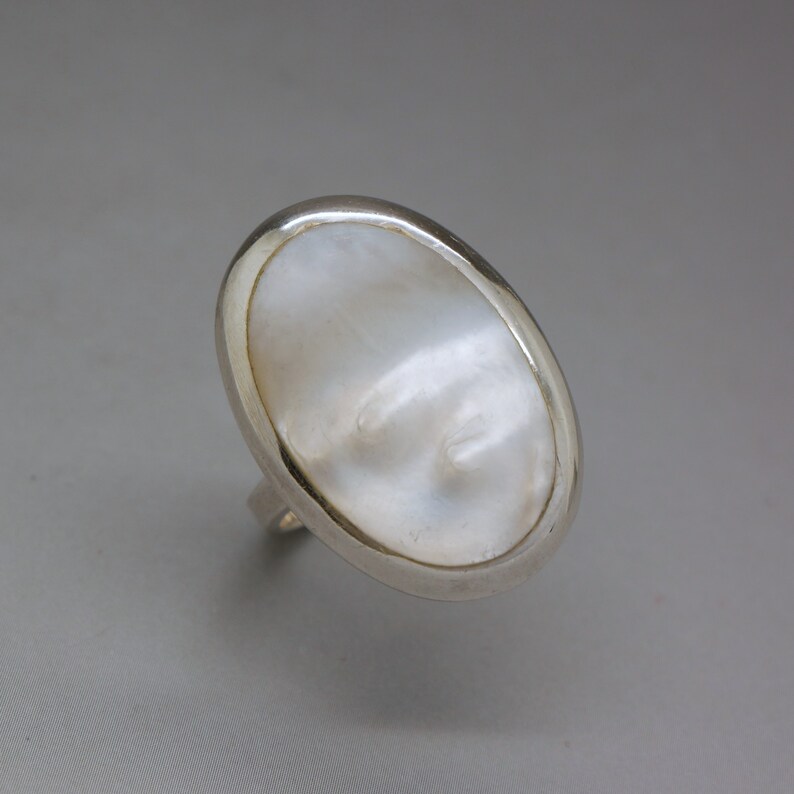 Mother of Pearl /& Sterling Silver Ring Size 7.25 Opalescent White Gemstone Ring Artisan Handcrafted Vintage Jewelry