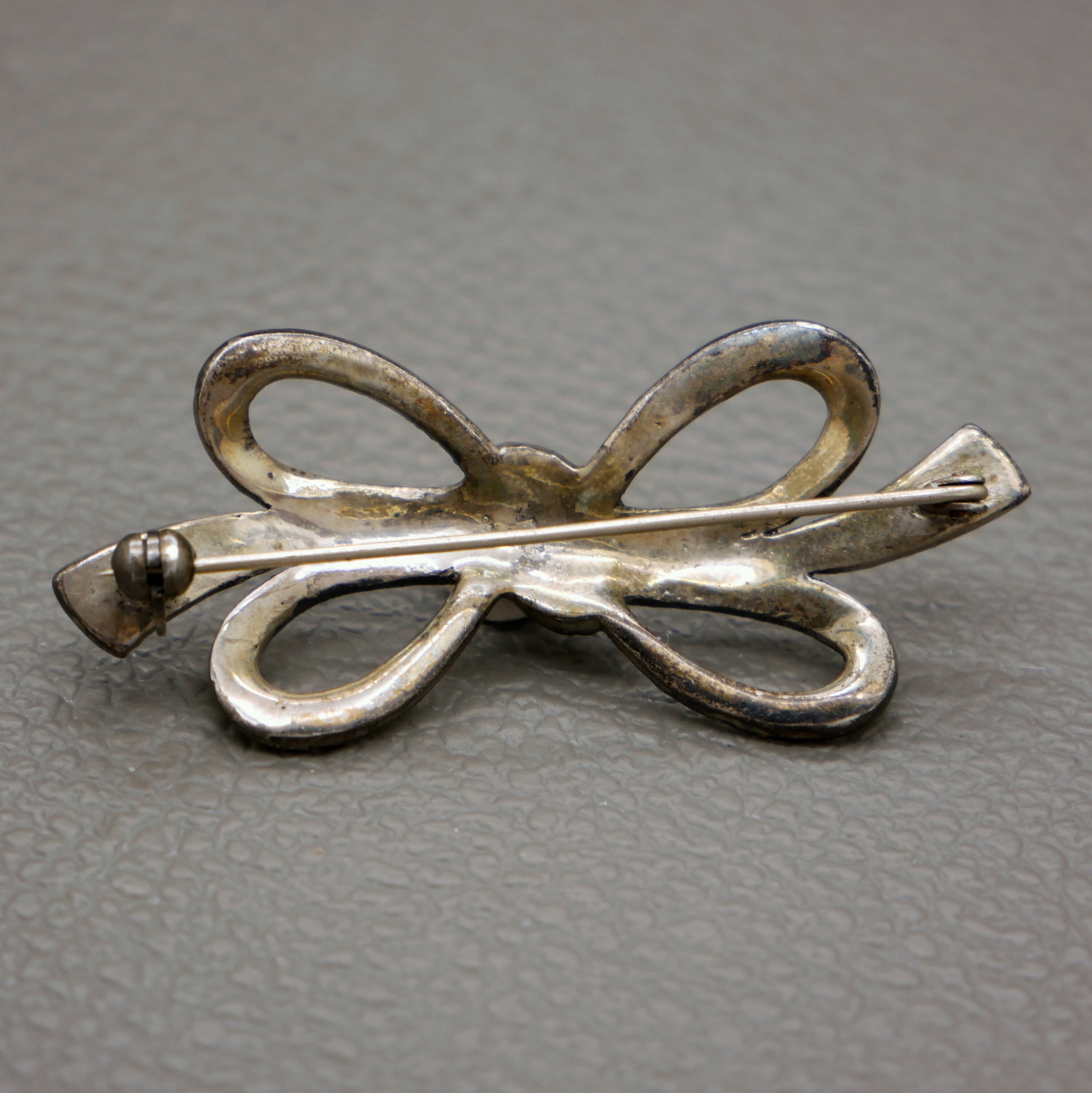 Broche Ancienne Nœud Sertie De Marcassites - Métal Argenté, Bijou Vintage En Très Bon état