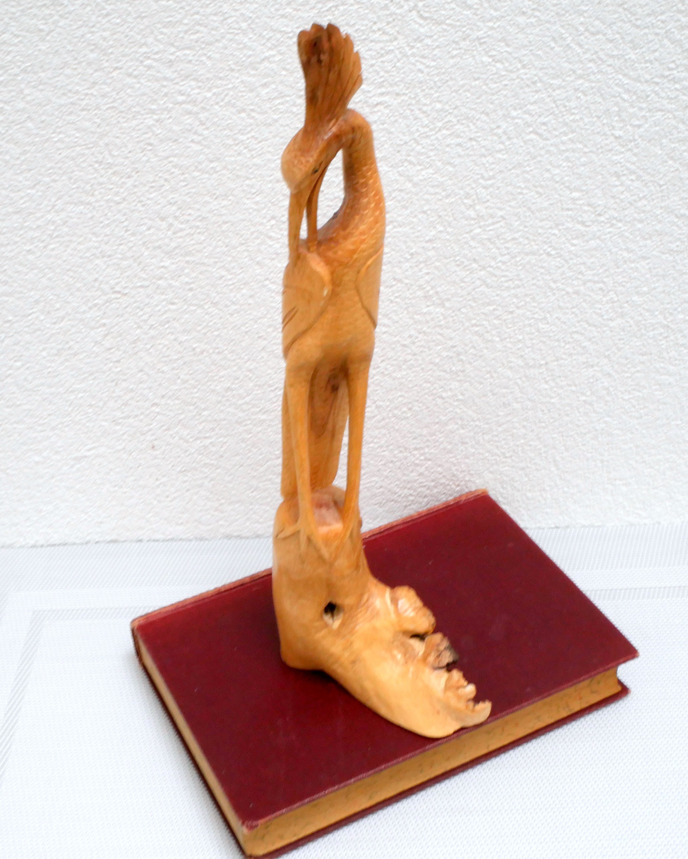 バリ島のアンティークなサギの木彫り：1930年代のインドネシアの