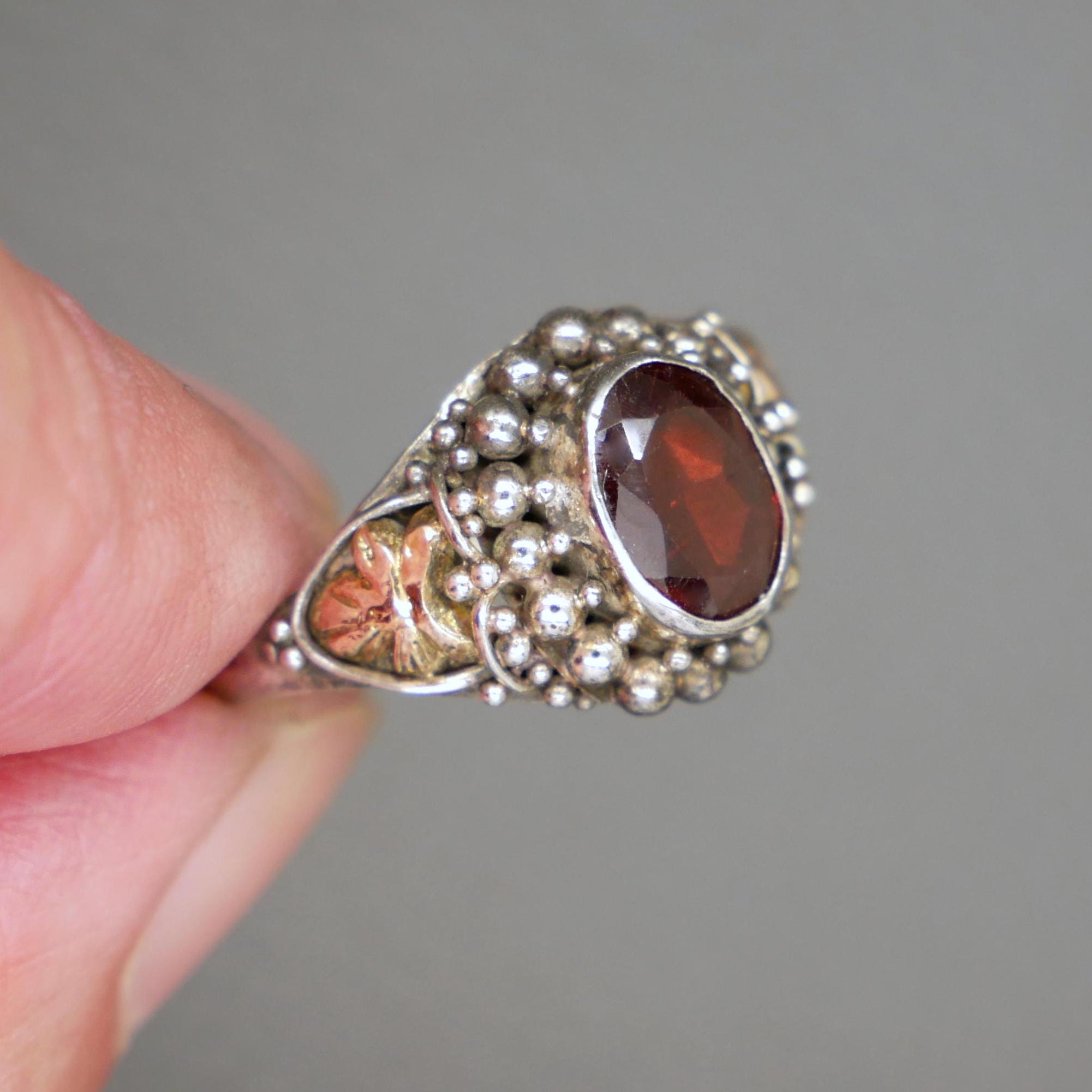 Almandine Garnet & Sterling Silver Ring Size 7.75 – Boho Design Ring with Golden Accents, 1980s Vintage Jewelry, January Birthstone KW6