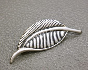 Broche Ancienne Monogrammée Lettres F L M ? En Métal Ajouré Plaqué Argent - Occasion