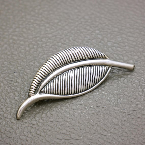 Vintage Jewelart Sterling Silver Leaf Brooch: Botanical Pin  display picture 2