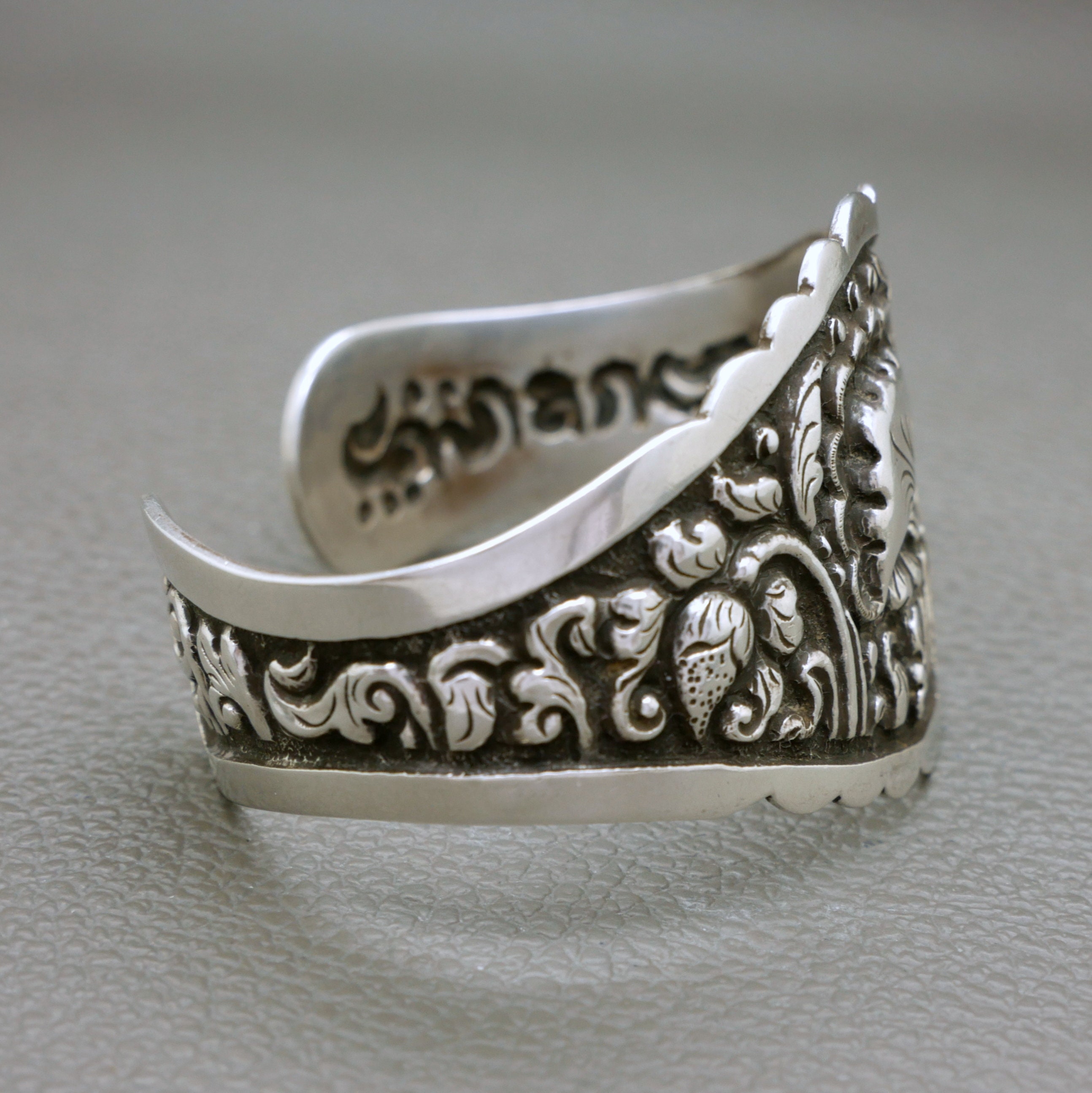 Antique 800 Silver Cuff Bracelet With Lotus Flower Decor Yogya Javanese Asian Art Deco 1930s Yogyakarta Collectible Jewelry, 日惹銀 - Etsy New Zealand Antique 800 Silver Cuff Bracelet With Lotus Flower Decor Yogya Javanese Asian Art Deco 1930s Yogyakarta Collectible Jewelry, 日惹銀 - Etsy New Zealand