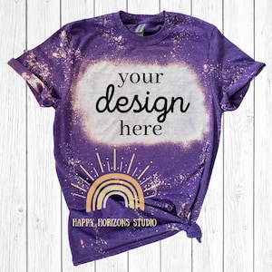 Könnte beinhalten: Lilafarbenes, gebleichtes T-Shirt mit einem Regenbogen- und Sonnenmotiv und dem Text "your design here" und "HAPPY HORIZONS STUDIO".