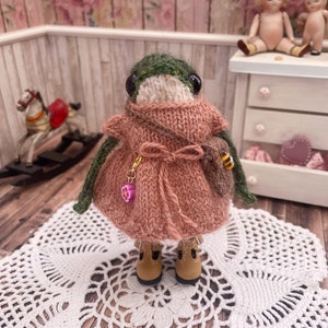 Knitted Frog with dress  / wired / posable / art doll