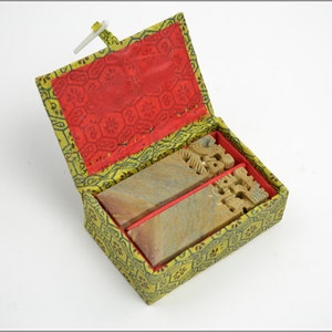 PAIRE DE PIERRES DE SCEAU 2,5 x 2,5 x 8 cm Paire de pierres ollaires sculptées à la main de Qingtian avec boîte cadeau en brocart Matériel d'art oriental