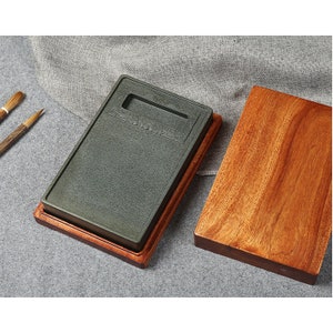Handgefertigter Chinesischer Inkstone (Naturstein) in Holzbox (20x12.7x3.3 cm)